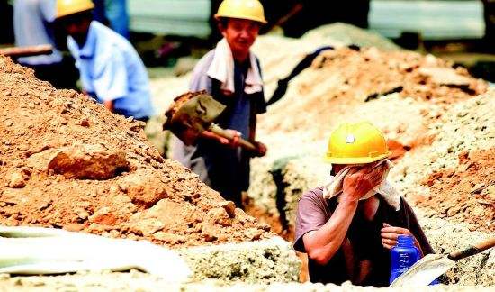 關注，高溫下的鋼結(jié)構(gòu)施工工人